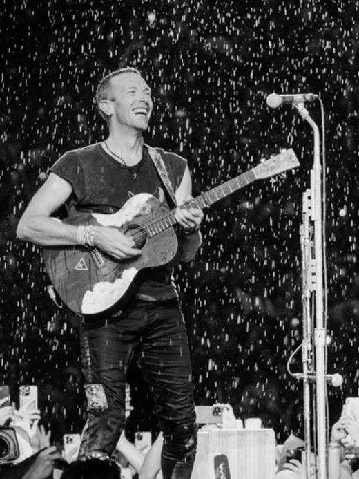 Coldplay performing live